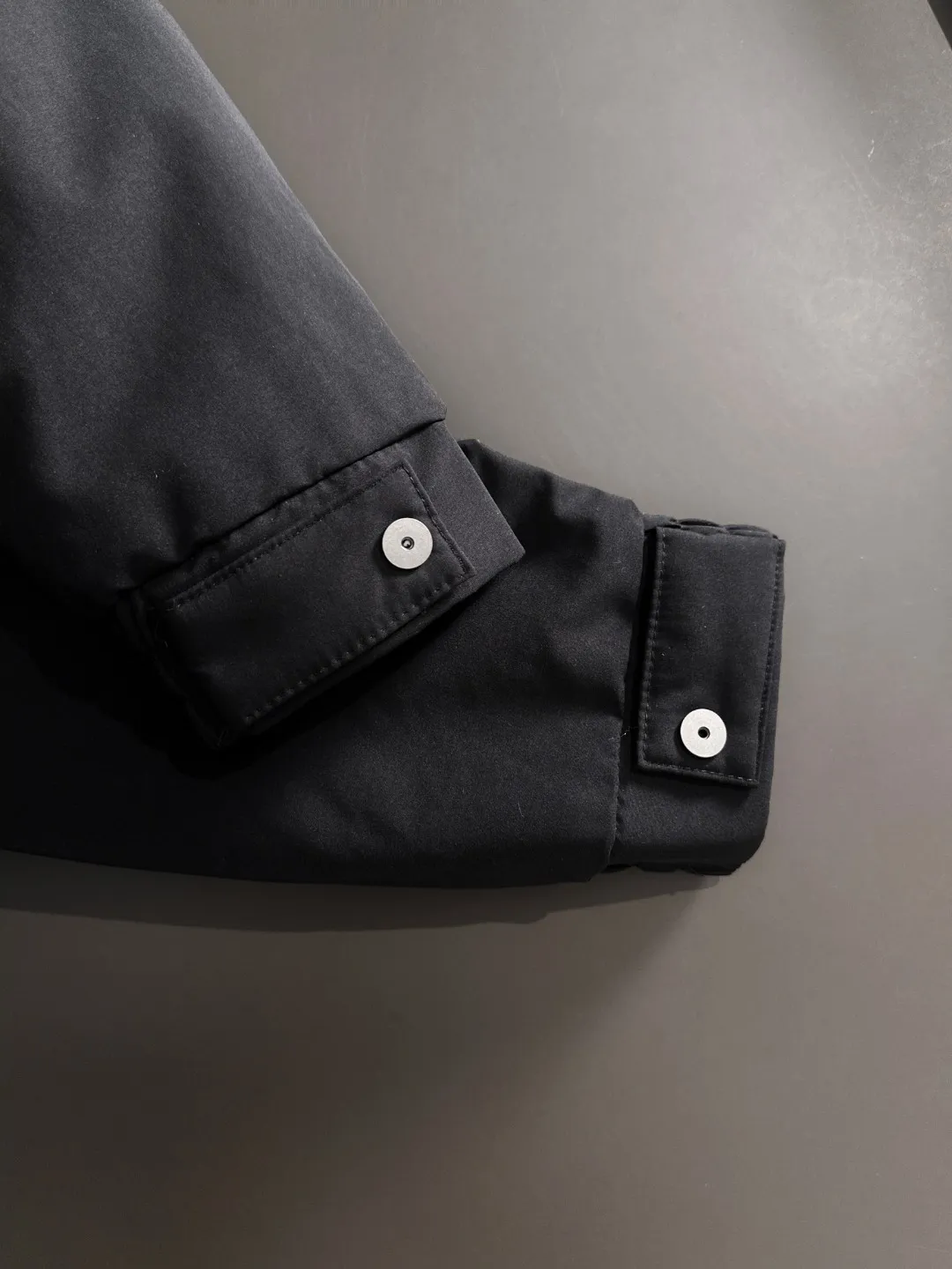 Two-day delivery time P960 Big Goose 🔥🔥 High-end customization 2025 winter official website's latest popular down jacket. Original custom-made hardware accessories for customers, all imported and original customization. Welcome to compare at the counter. Absolutely high quality. Use top-grade 90 white goose down. Super soft. Filled with fluffy and full feathers. Super heavy work. Fabric workmanship is excellent. The version is super perfect. Note⚠The fabric is super comfortable. Exclusive model. High-end quality. A must-have warm and protective artifact in winter. Size: M-3XL